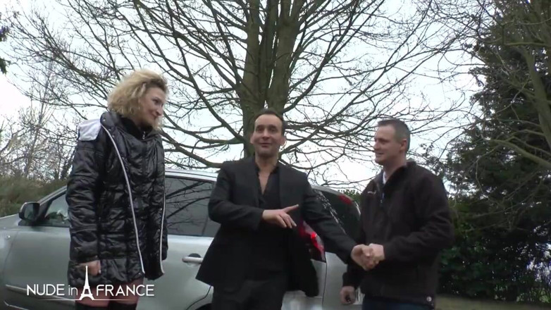 Nude in France: Deze man scheert zijn vrouw en ze wordt hard geanalyseerd...