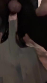 Footjob d’une femme sexy à son mari, talons hauts arrosés de sperme et bas nylon noirs dans une balançoire enchaînée en cuir, vidéo maison
