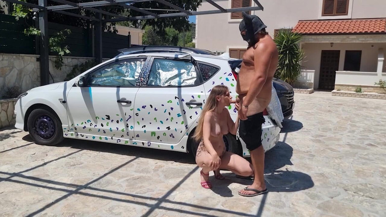 Lovekino: 巨乳のホットなブルネット美女が駐車場で素敵なフェラチオをする