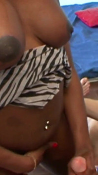 Prsatá Ebony Naomie Lionness tvrdě šuká, než dostane výstřik na obličej