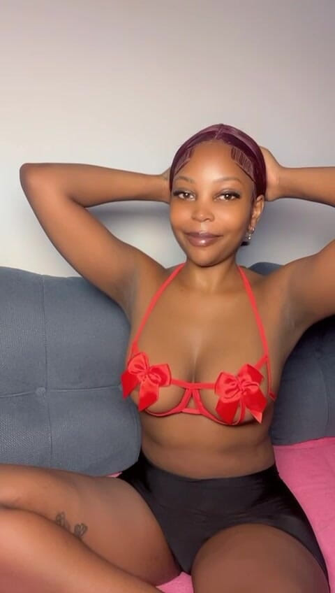 MILF room: Arătându-mi privirea sexy de negresă bogată