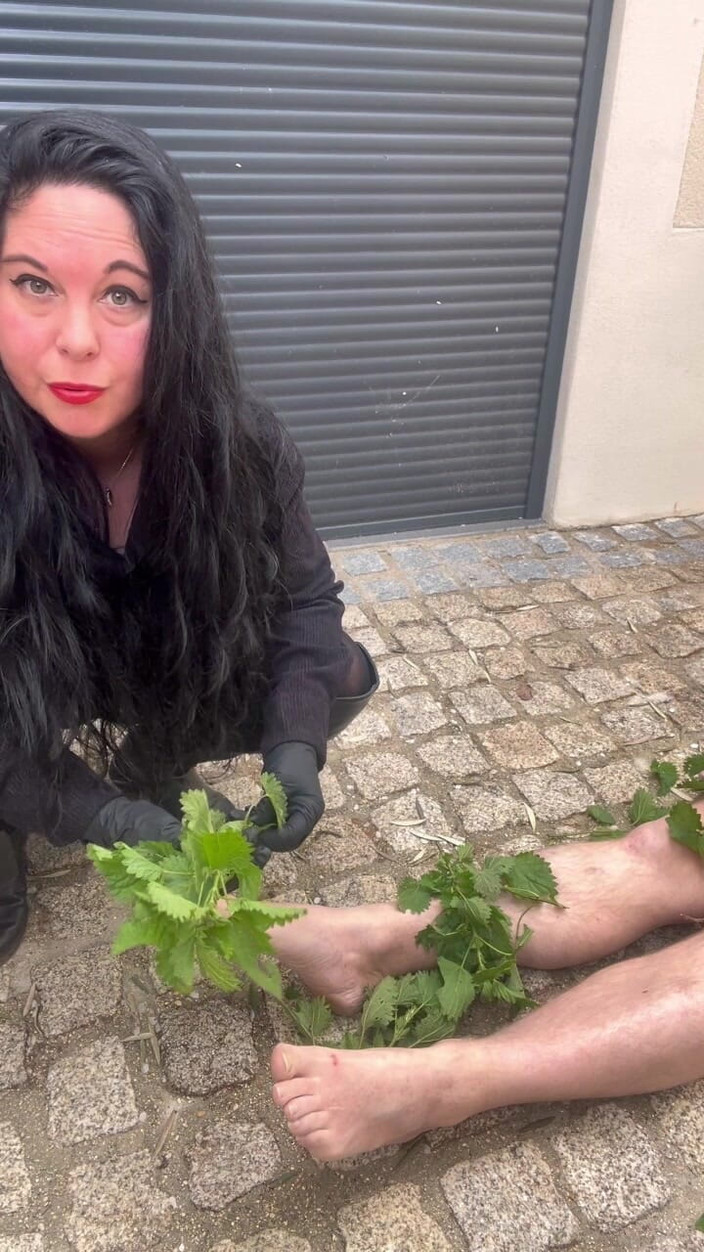 Maitresse Clara: Es sticht die Brennnesseln...