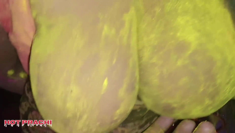 Hot prachi: Bhabhi Holi Prachi yang gembira berkongkek 