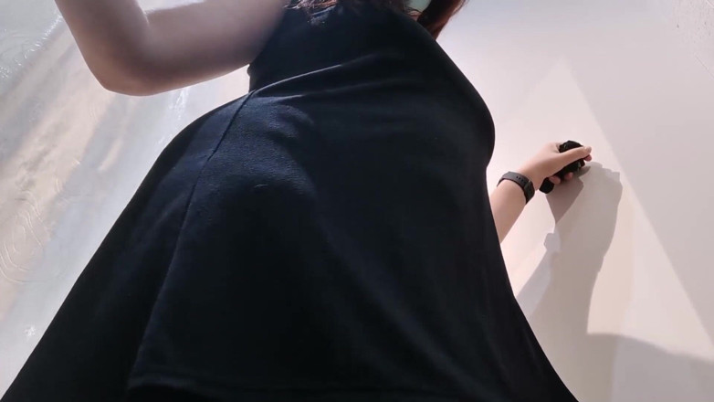 Nicoletta Embassi: Chenge wet panty in a store