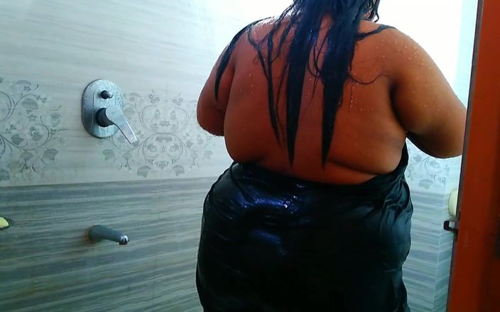 Aria Mia: Саудівська мусульманська з великими цицьками і великою дупою, сексуальна 35-річна тітонька з сусідом, 19-річним хлопцем, м'який трах під час душу у ванній кімнаті
