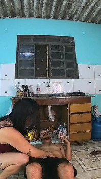 เพื่อนบ้านไปซ่อมท่อ แล้วตกใจเจอเพื่อนของเขาอยู่คนเดียว