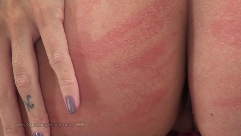 Spanking Server: La sissi punisce il culo con la frusta