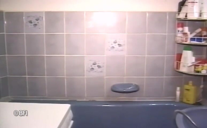 Pissing Girls: Choco piss 2 - pissing in bagno compilazione