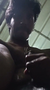 Mijando na minha boca, masturbando, gozando no meu corpo e brincando com minhas bolas