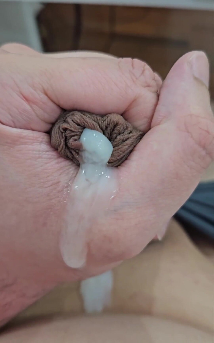 Lkdick8: Mladý muž honí a stříká