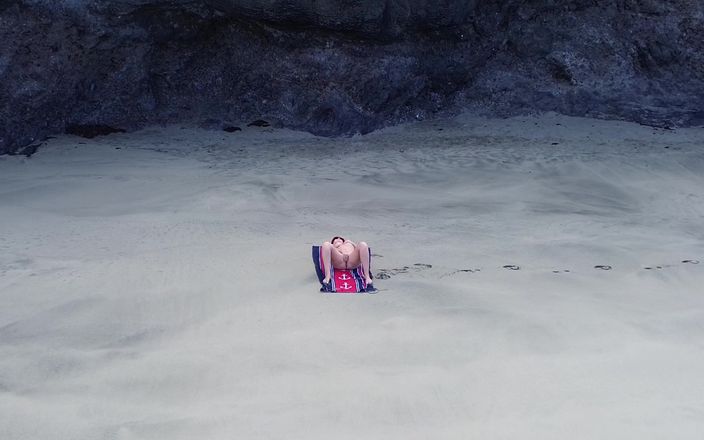 Emma Voyeur: Sensual deusa da praia de nudismo capturada por drone - beleza...