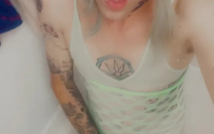 CarmenMelatonin: Gorgeous fishnets babe
