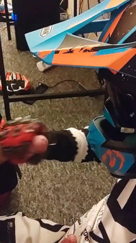 Motocross Tipul se masturbează după sex cu partenerul său