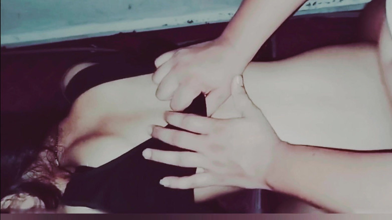 Hot Sis: Azgın evli kadın kocasının arkadaşıyla sikişiyor