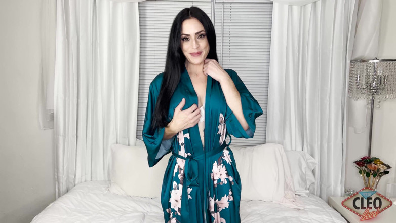 Cleo: Cleo Sexy Robe Striptease