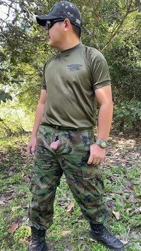 饥渴的Solider泰国女郎在工作时撸管并高潮