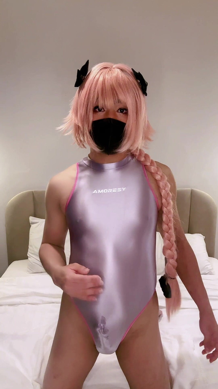 Rikka Rinn: Astolfo femboy в обтягуючому купальнику сквіртує і кінчає