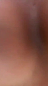 Hermosa milf se mea en vivo y el coño es abierto por una pequeña polla