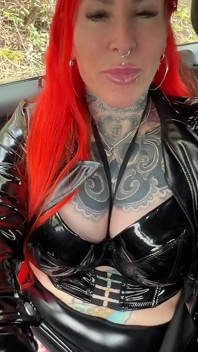 Latexová pouliční děvka šuká cizince v autě!