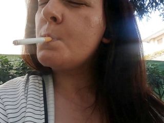 Nicoletta Fetish: Sexy rauchen im garten