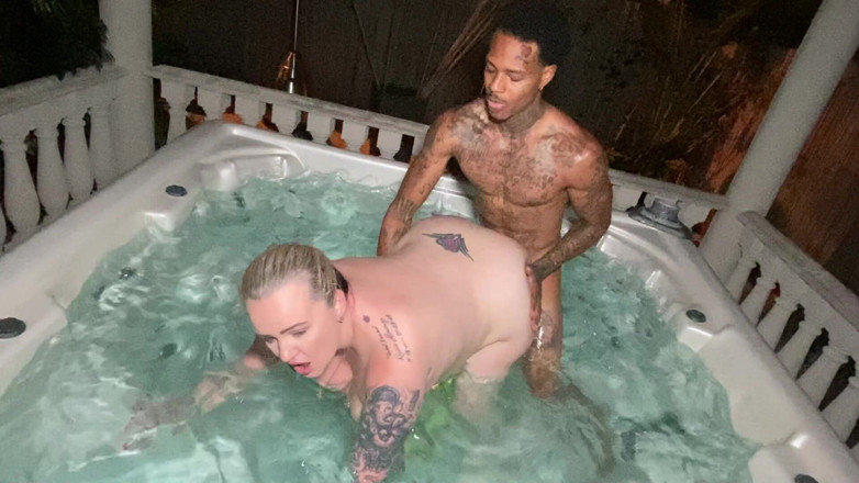 Mature Wanker: Kendra la MILF tatouée prend la grosse bite noire de...