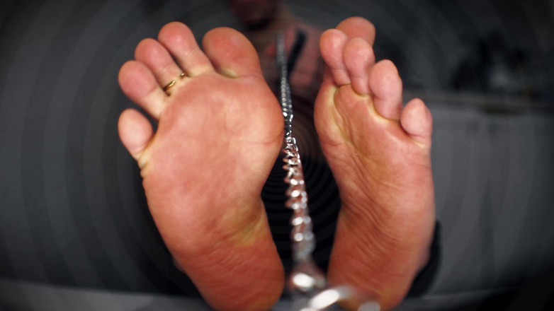 CashmasterAngel: 被锁在主人的脚上