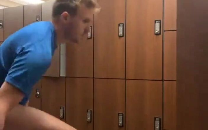 sedmasport28: Masturbation dans les vestiaires
