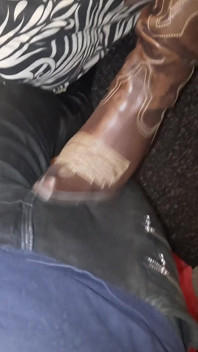 Vestido de cuero y botas vaqueras