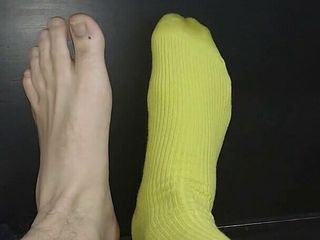 Tomas Styl: Bas verts sur un pied et l&#039;autre pieds nus