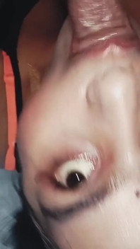 Heißes indisches schätzchen schlampig in den hals & zunge blowjob - amateur-desi