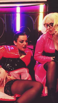 Des MILF sexy en latex baisent profondément avec un gode ceinture ! Arya Grander