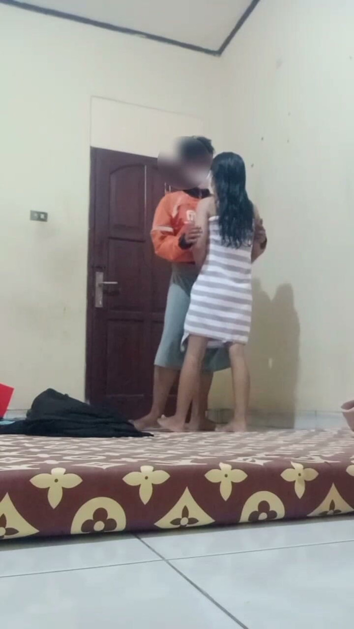 Phant0m12: Aku ngentot sama kurir pengantar barang untuk bayarannya
