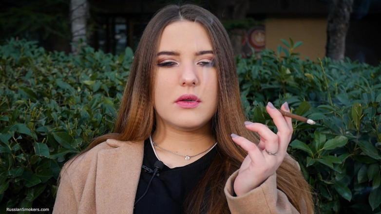 Russian Smokers: Ruská dívka tráví polední přestávku kouřením 1 cigs
