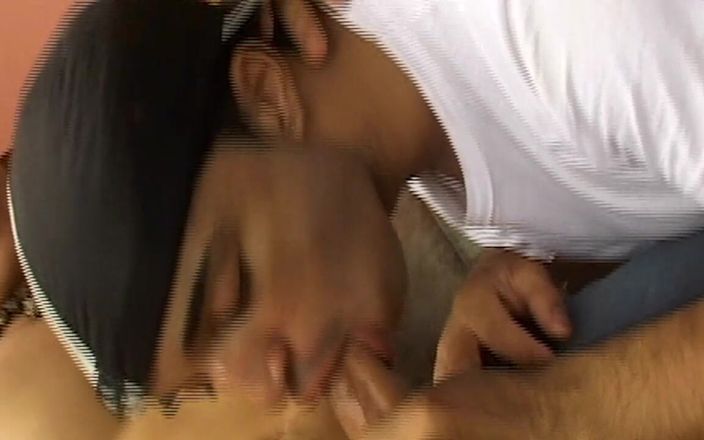 Just X Gays amateur porn: 拉丁壮男无鞍深生和充满热量无套地操twinks