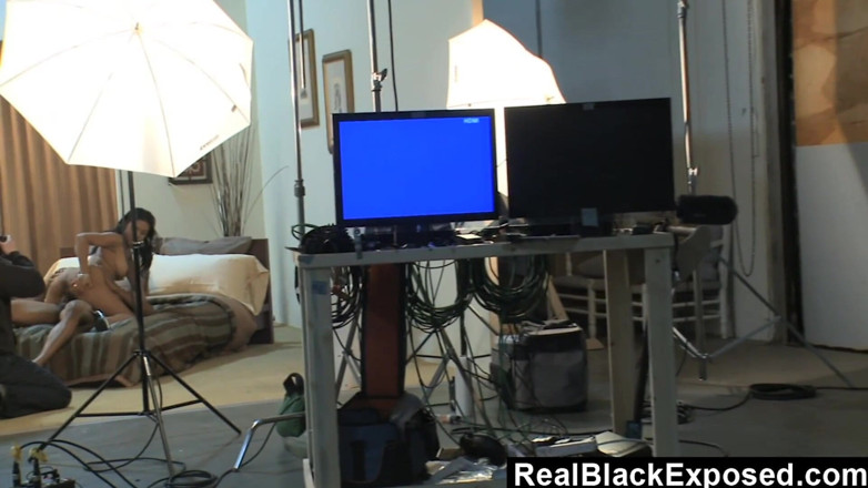 Real Black Exposed: Lieve zwarte Melody Nakai zoent met deze geile zwarte kerel