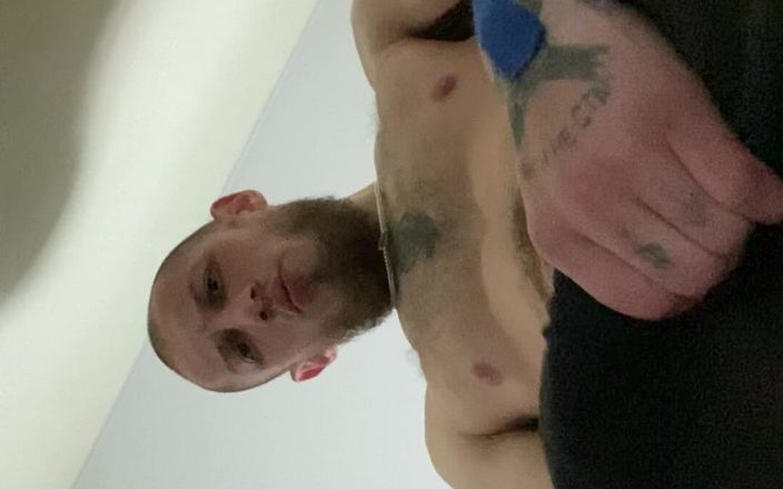 Hunky time: Un papa montre sa grosse bite
