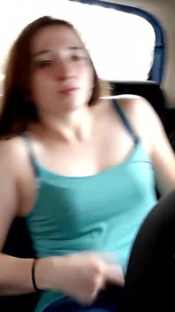 Minha viagem de táxi mostrando meus peitos e me tocando