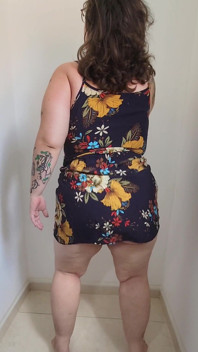 Cachonda gordita tatuada baila funk brasileño y frota su coño peludo en tu cara