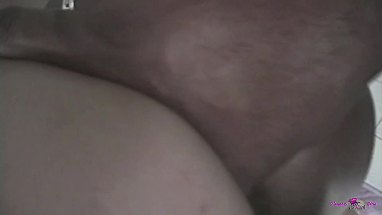 Naughty Black Girls: Pelirroja guapa muestra su gran culo y se la follan...