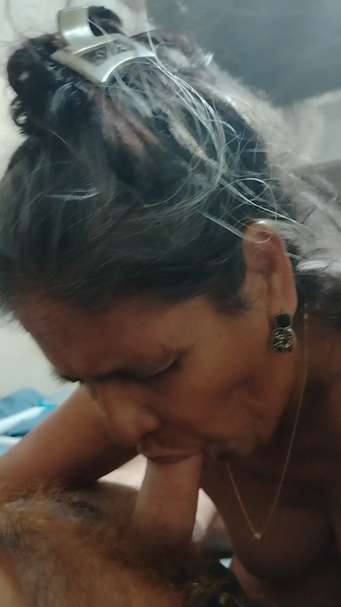 cextyu: Une mamie taille une pipe