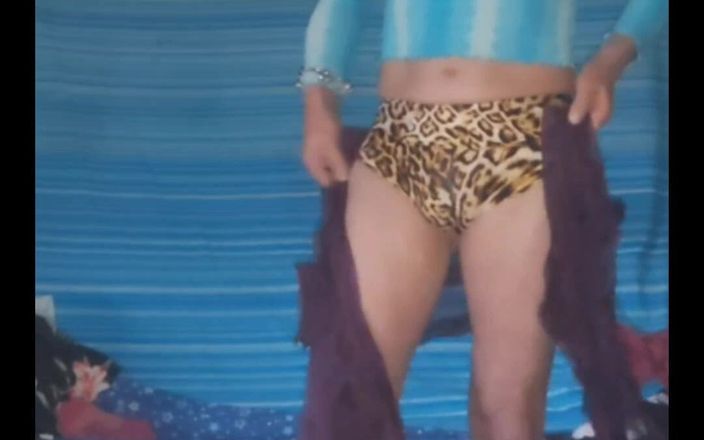 Lizzaali: Necken und auf meinem Wraparound Rock und den Tiger shorts