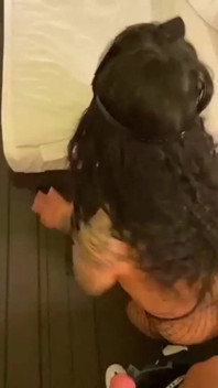 Mamă sexy tatuată țâțoasă este futută tare în hotel
