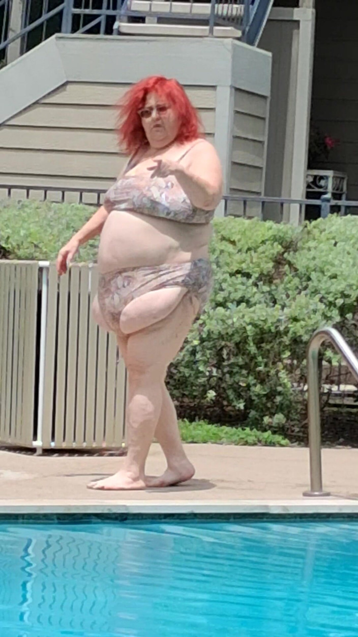 BBW nurse Vicki adventures with friends: Musim panas telah tiba! Masa untuk Lawatan Pertama Ke Kolam...
