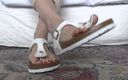 Lady Victoria Valente: Weißer Toe Slipper und sexy rote Zehennägel, Fußfetisch lady victoria...