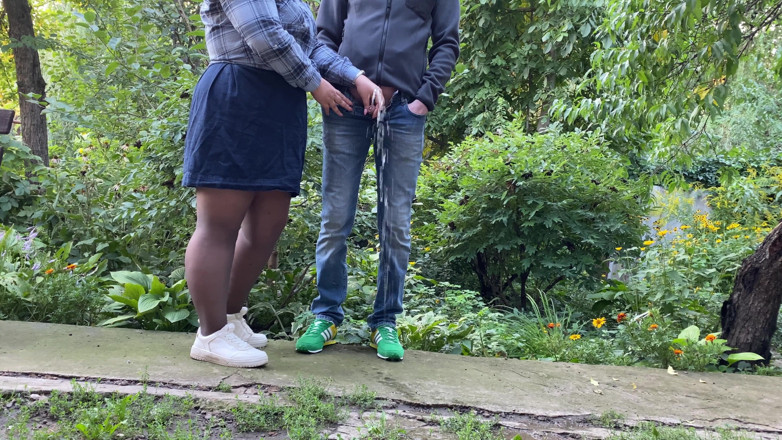 OurFetishLife: Milf i strumpbyxor får en gyllene dusch i september