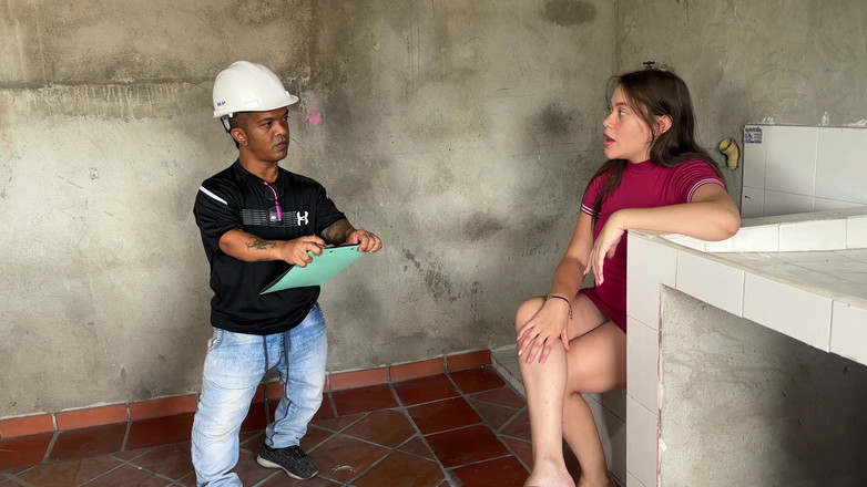 Julianaburning: 小さなエンジニアは、彼女の家の検査を行う代わりに妊娠中の女の子とセックスし、彼の巨大なチンポを彼女に入れることになります。