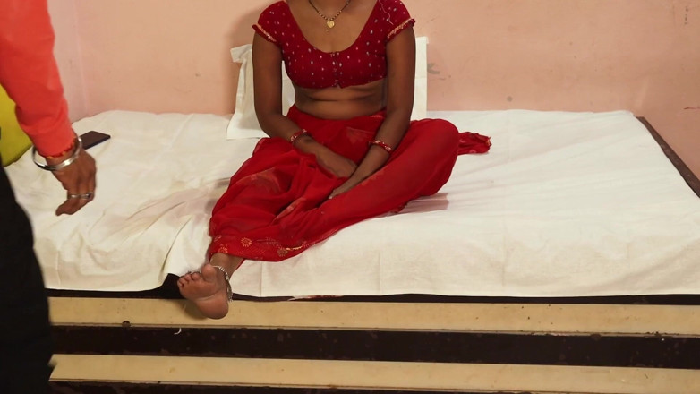 Hot Girls Indian: Гаряча бхабхі в червоному саарі трахається в іншому стилі