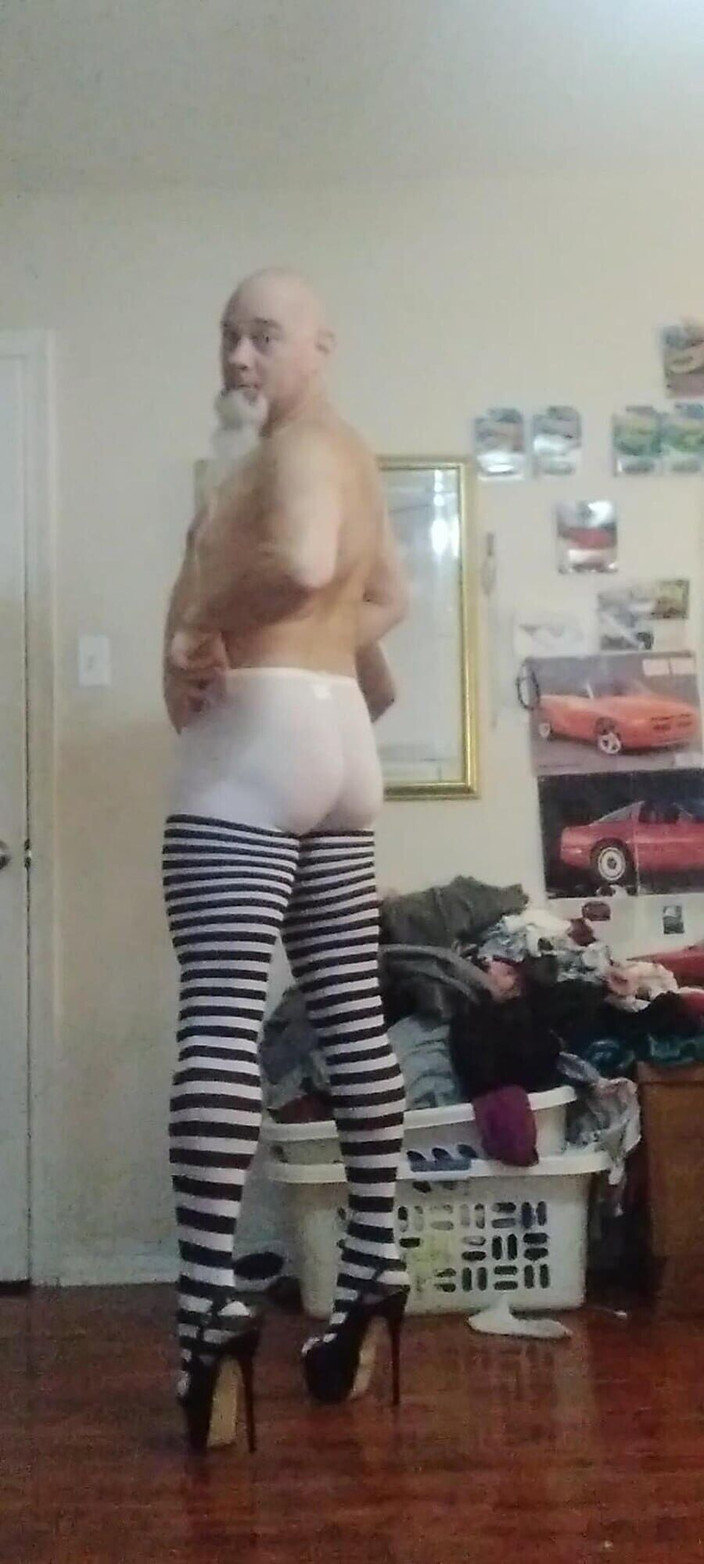 MrLeggs: あなたにとって2つの新しいニュース。2足の靴で、あなたは何をしますか?2本の愛らしい脚がまっすぐに私の頭に突き刺さった。