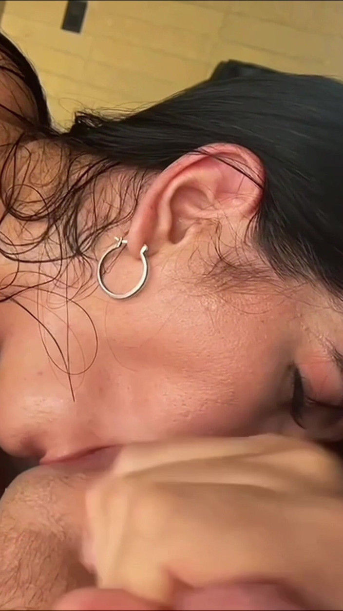 Johnny Grey: Трах у позі щелепи в відео від першої особи - сексуальна брюнетка латина не має пощади до великого члена в їзді в позі наїзниці та раком