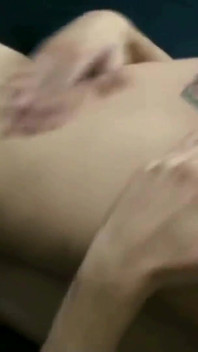 의붓아빠에게 자지를 보여주는 배다른 여동생